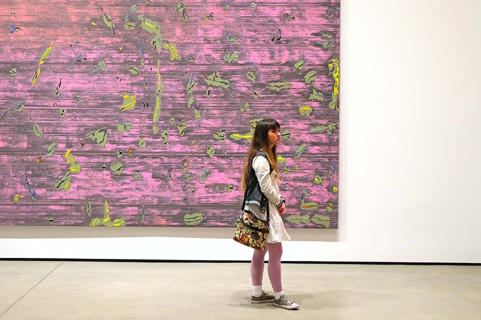 quando portare bambini al museo ragazza davanti a un dipinto